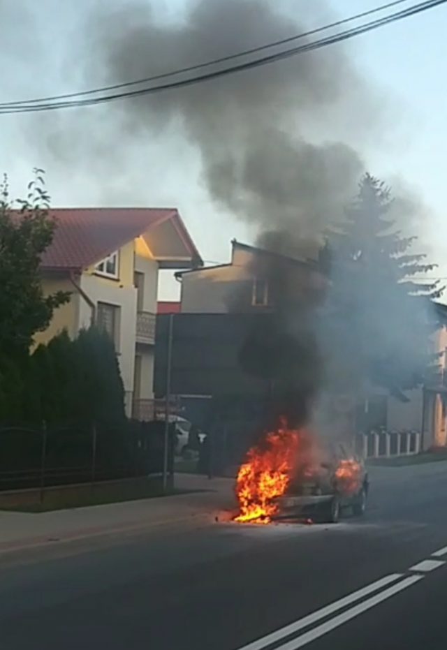 Pożar samochodu osobowego na drodze krajowej nr 19 (wideo, zdjęcia)