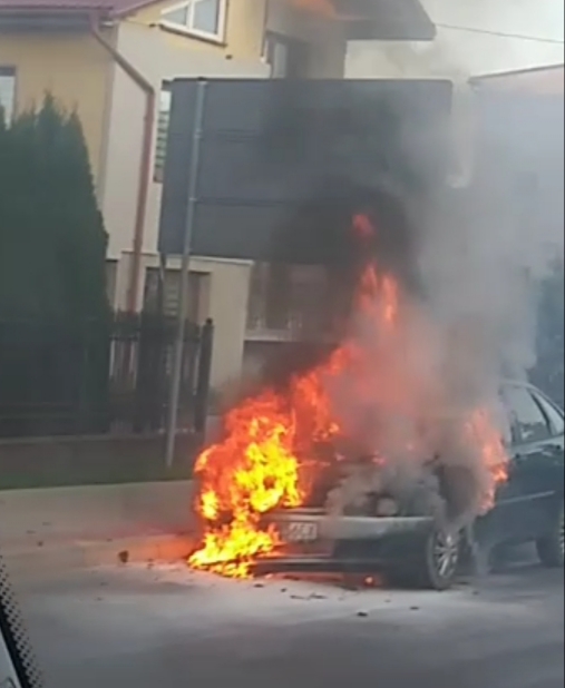 Pożar samochodu osobowego na drodze krajowej nr 19 (wideo, zdjęcia)