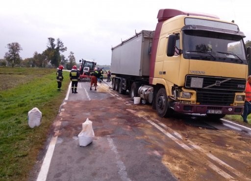 Zderzenie ciężarówki z ciągnikiem rolniczym. 50 tys. złotych strat po kolizji (wideo, zdjęcia)