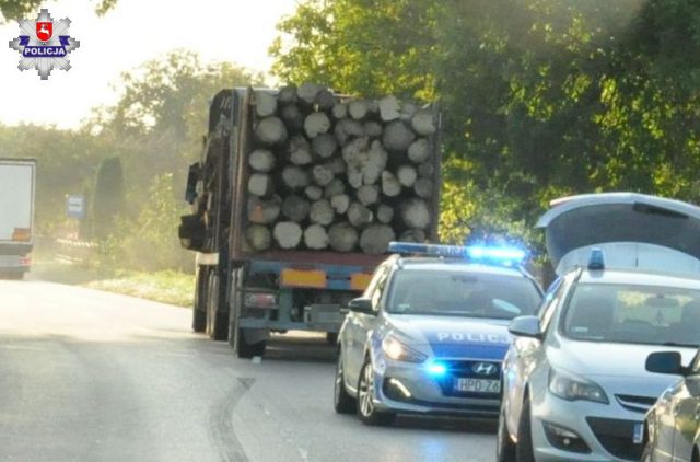 Ładunek z ciężarówki spadł na rowerzystę. Mężczyzna trafił do szpitala (zdjęcia)