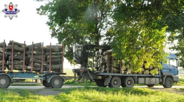 Ładunek z ciężarówki spadł na rowerzystę. Mężczyzna trafił do szpitala (zdjęcia)