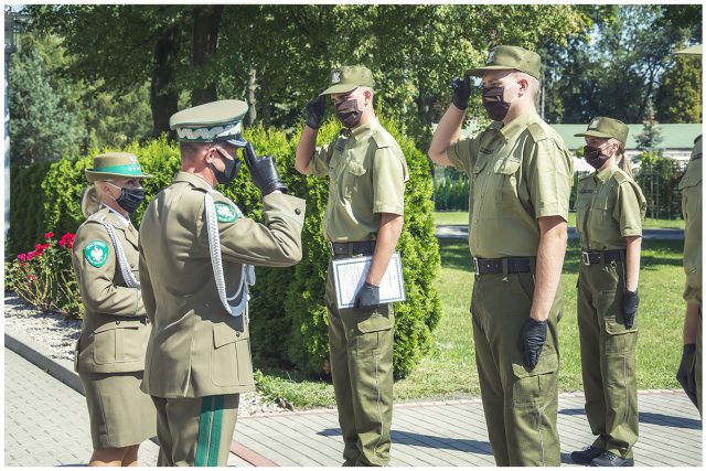 Nowi funkcjonariusze straży granicznej złożyli ślubowanie. Niebawem rozpoczną służbę (zdjęcia)