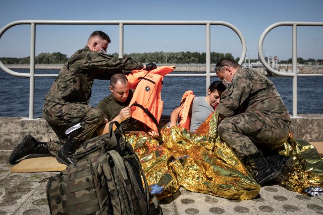 Wspólne ćwiczenia służb ratunkowych z Terytorialsami na zbiorniku wodnym w Nieliszu (zdjęcia)