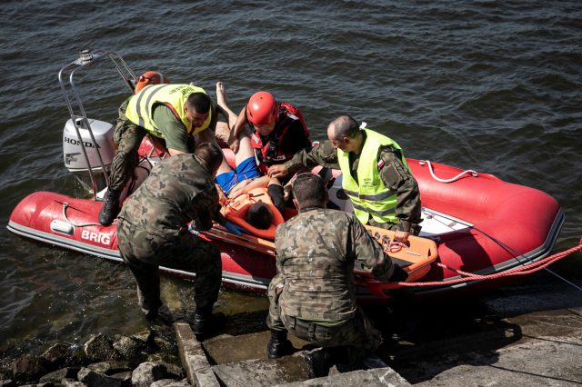 Wspólne ćwiczenia służb ratunkowych z Terytorialsami na zbiorniku wodnym w Nieliszu (zdjęcia)