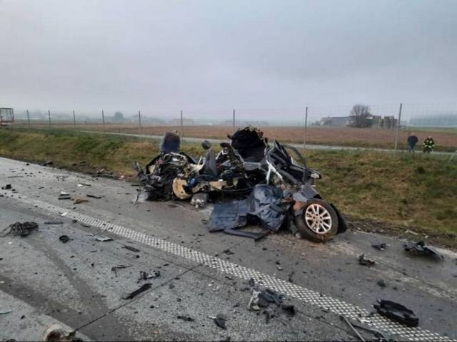 Jechał drogą S17 pod prąd, BMW roztrzaskało się na ciężarówce. Dwie osoby nie żyją (zdjęcia)