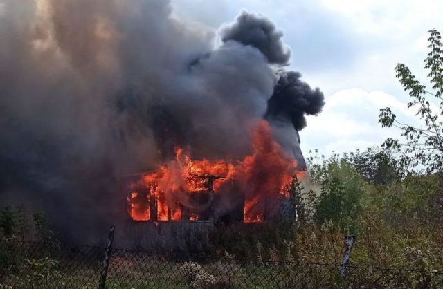 Dwie osoby nie żyją po pożarze domu. Policjanci zatrzymali mężczyznę podejrzanego o podpalenie (zdjęcia)