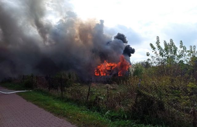 Dwie osoby nie żyją po pożarze domu. Policjanci zatrzymali mężczyznę podejrzanego o podpalenie (zdjęcia)