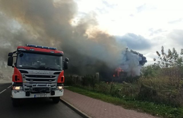 Drewniany dom stanął w ogniu. Są osoby poszkodowane (zdjęcia)