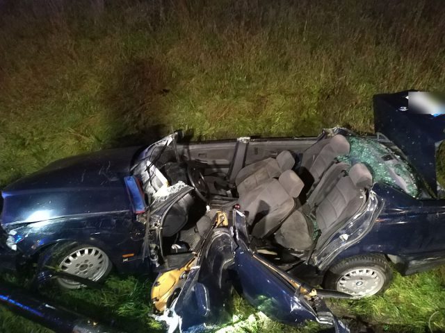 BMW uderzyło w latarnię, kierowca został uwięziony w pojeździe. Młody mężczyzna jest w ciężkim stanie (zdjęcia)
