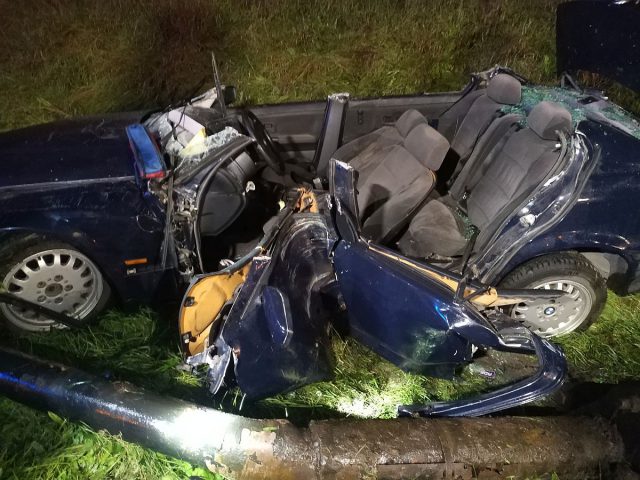 BMW uderzyło w latarnię, kierowca został uwięziony w pojeździe. Młody mężczyzna jest w ciężkim stanie (zdjęcia)