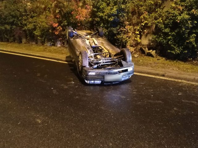 Na zakręcie BMW wpadło w poślizg. Uderzyło w barierę, skarpę i dachowało (zdjęcia)