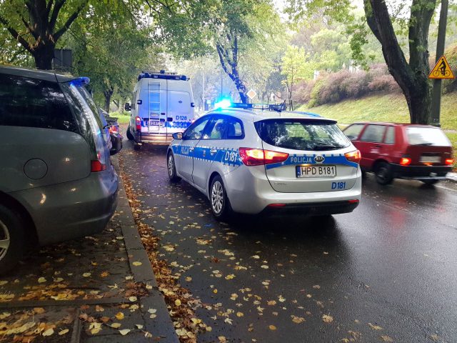 Samochodem na minuty wjechali w toyotę i zaczęli uciekać, ścigali ich policjanci. Trzy młode osoby trafiły do celi (zdjęcia)