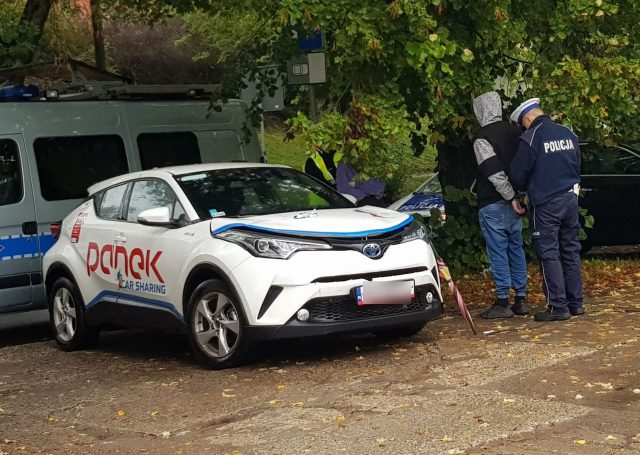 Samochodem na minuty wjechali w toyotę i zaczęli uciekać, ścigali ich policjanci. Trzy młode osoby trafiły do celi (zdjęcia)