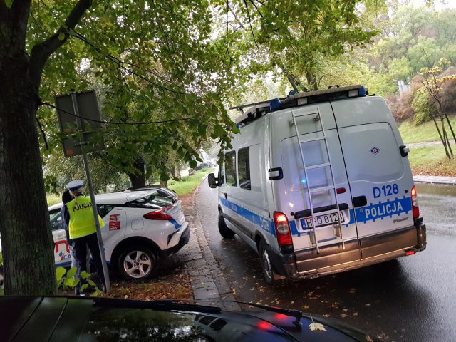 Samochodem na minuty wjechali w toyotę i zaczęli uciekać, ścigali ich policjanci. Trzy młode osoby trafiły do celi (zdjęcia)