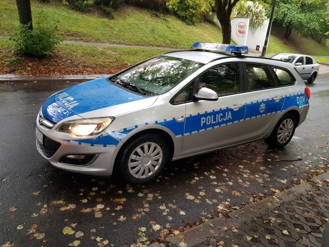 Samochodem na minuty wjechali w toyotę i zaczęli uciekać, ścigali ich policjanci. Trzy młode osoby trafiły do celi (zdjęcia)