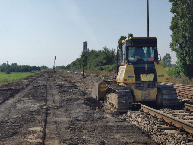 Znikają kolejne kilometry torów pomiędzy Lubartowem a Parczewem. Prace prowadzone są też na moście (zdjęcia)