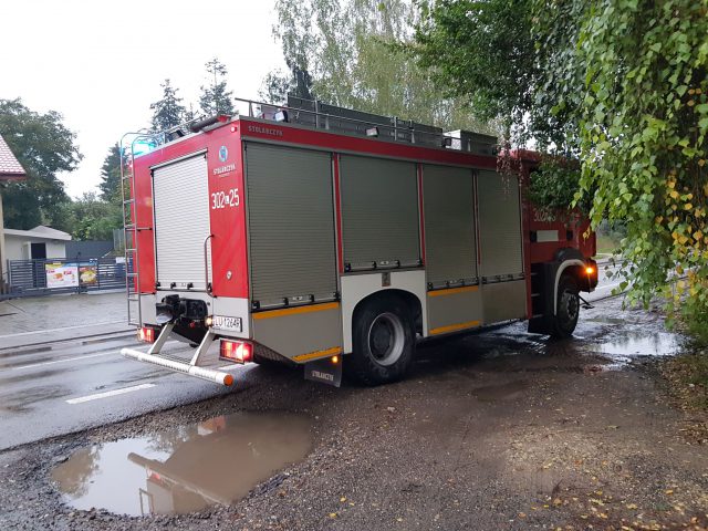 Koparka uszkodziła gazociąg koło Lublina. Na miejscu pracują strażacy i pogotowie gazowe (zdjęcia)