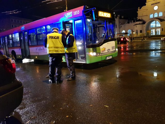 Kobieta została potrącona przez autobus komunikacji miejskiej. Trafiła do szpitala (zdjęcia)
