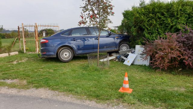 Wjechał w skrzynkę energetyczną i uciekł pieszo. Zatrzymany mężczyzna był kompletnie pijany (zdjęcia)