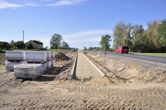 Budują chodniki, przebudują przejścia dla pieszych i skrzyżowania. Trasa Lublin – Łęczna ma być bezpieczniejsza (zdjęcia)