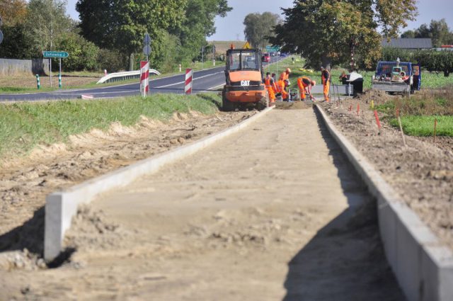 Budują chodniki, przebudują przejścia dla pieszych i skrzyżowania. Trasa Lublin – Łęczna ma być bezpieczniejsza (zdjęcia)