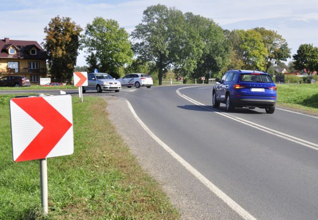 Budują chodniki, przebudują przejścia dla pieszych i skrzyżowania. Trasa Lublin – Łęczna ma być bezpieczniejsza (zdjęcia)