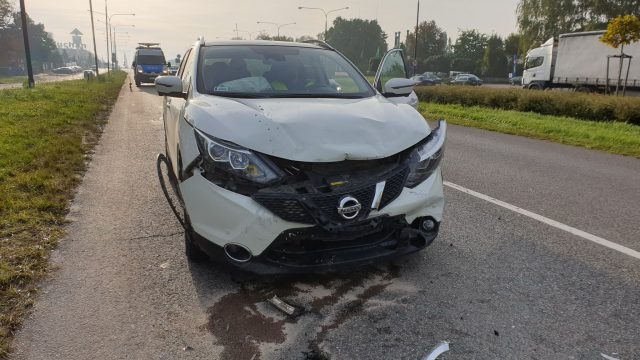 Jeden przepuszczał pieszą, drugi w niego wjechał (zdjęcia)