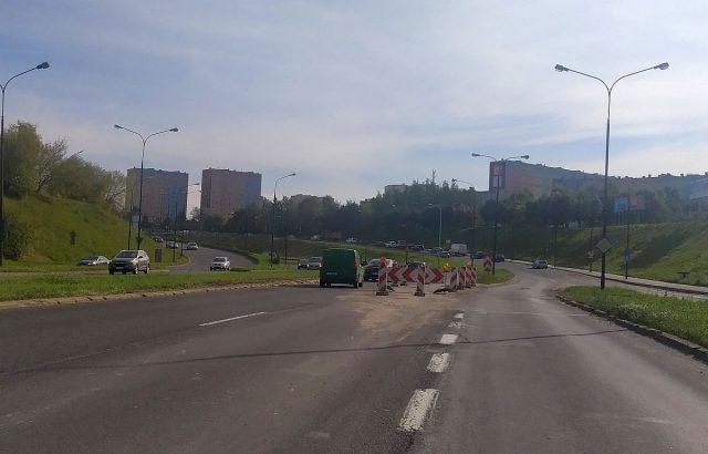 Powstało niebezpieczne miejsce na ulicach Lublina. Tylko jednego dnia uszkodzonych zostało tam 10 aut