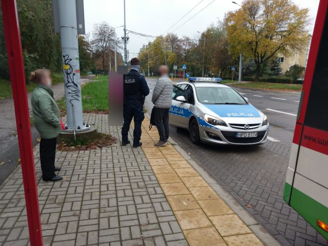 W trolejbusie został uderzony pięścią w twarz. „Za to, że rozmawiałem przez telefon” (zdjęcia)