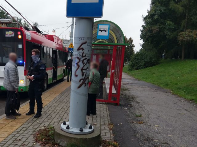 W trolejbusie został uderzony pięścią w twarz. „Za to, że rozmawiałem przez telefon” (zdjęcia)