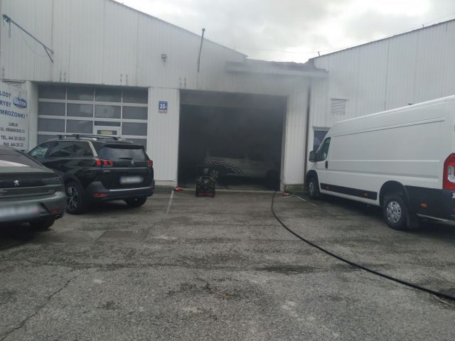 Pożar w salonie samochodowym w Lublinie. W płomieniach stanął jeden z samochodów (zdjęcia)