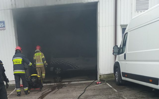 Pożar w salonie samochodowym w Lublinie. W płomieniach stanął jeden z samochodów (zdjęcia)