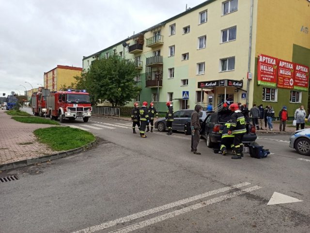 Zderzenie hondy z oplem na skrzyżowaniu. Jedna osoba trafiła do szpitala (zdjęcia)