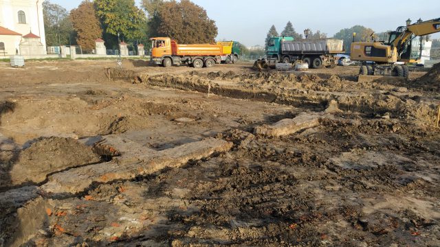 W trakcie przebudowy placu natrafiono na mury dawnych zabudowań. Znalezisko sprawdzają archeolodzy (zdjęcia)