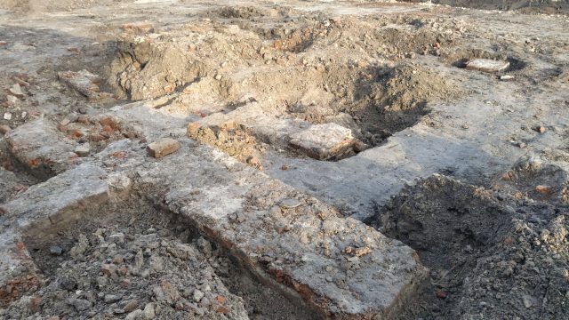 W trakcie przebudowy placu natrafiono na mury dawnych zabudowań. Znalezisko sprawdzają archeolodzy (zdjęcia)