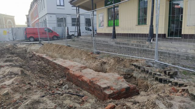 W trakcie przebudowy placu natrafiono na mury dawnych zabudowań. Znalezisko sprawdzają archeolodzy (zdjęcia)