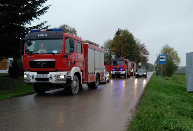 Mężczyzna został przygnieciony pomiędzy dwoma pojazdami dostawczymi.  Śmigłowcem LPR trafił do szpitala (zdjęcia)