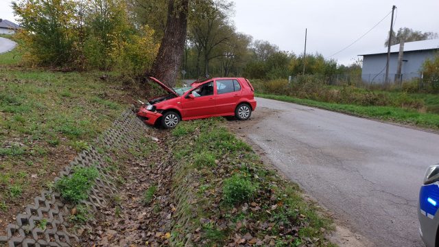 Na zakręcie straciła panowanie nad volkswagenem. Auto uderzyło w drzewo i dachowało (zdjęcia)