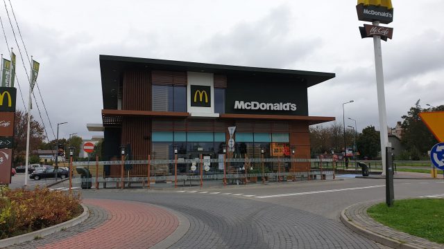 Zakażenia koronawirusem w restauracji McDonald’s. Ogłoszono „Przerwę techniczną” (zdjęcia)