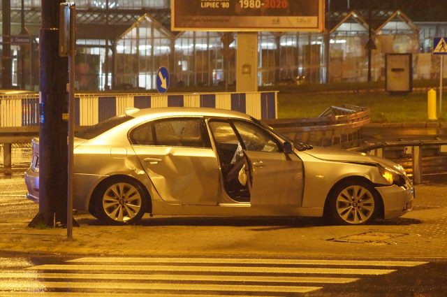 Zderzenie dwóch BMW na rondzie przy Makro. Na szczęście nikt nie ucierpiał (zdjęcia)