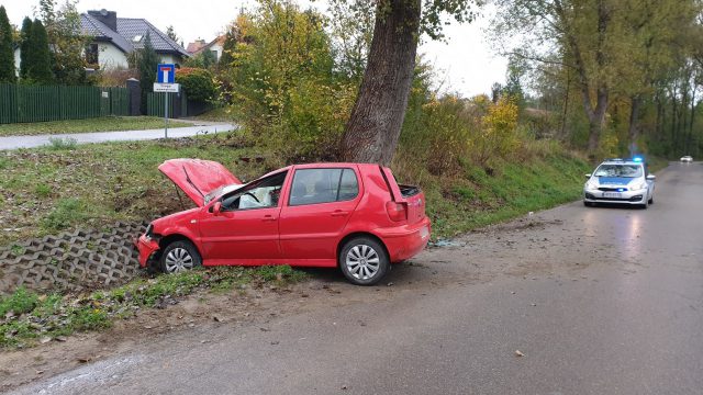 Na zakręcie straciła panowanie nad volkswagenem. Auto uderzyło w drzewo i dachowało (zdjęcia)