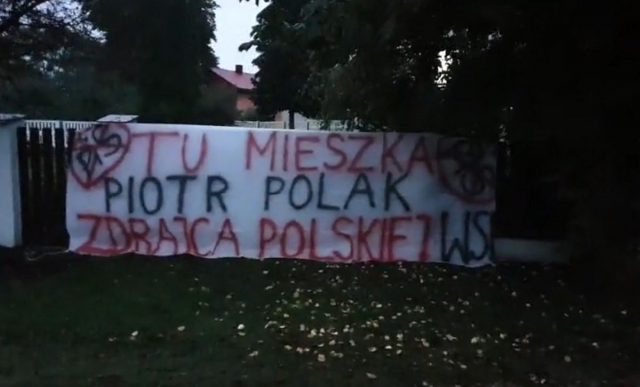 Kolejna odsłona protestu rolników. Przed domami posłów pojawia się obornik oraz napisy „Tu mieszka zdrajca polskiej wsi”