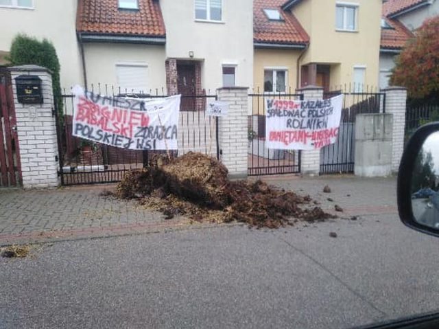 Kolejna odsłona protestu rolników. Przed domami posłów pojawia się obornik oraz napisy „Tu mieszka zdrajca polskiej wsi”