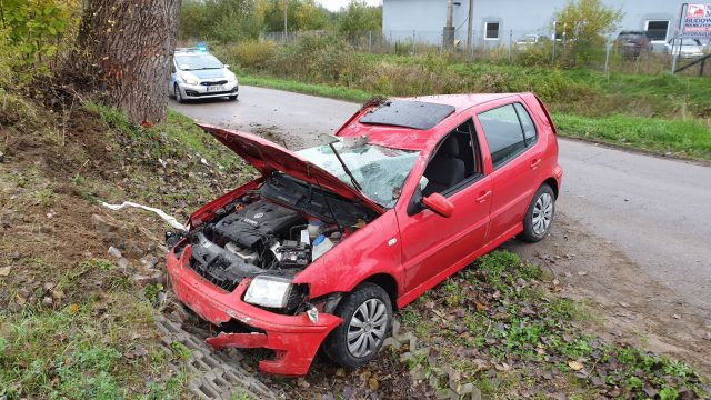 Na zakręcie straciła panowanie nad volkswagenem. Auto uderzyło w drzewo i dachowało (zdjęcia)