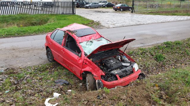 Na zakręcie straciła panowanie nad volkswagenem. Auto uderzyło w drzewo i dachowało (zdjęcia)