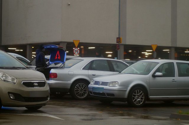 Akcja policji na parkingu centrum handlowego. „Pojawili się nie wiadomo skąd i zakuli w kajdanki kilka osób” (zdjęcia)