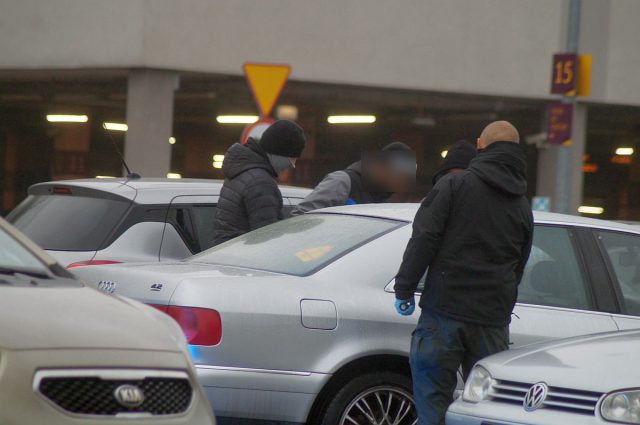 Akcja policji na parkingu centrum handlowego. „Pojawili się nie wiadomo skąd i zakuli w kajdanki kilka osób” (zdjęcia)