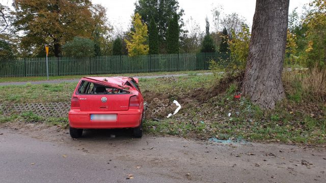 Na zakręcie straciła panowanie nad volkswagenem. Auto uderzyło w drzewo i dachowało (zdjęcia)