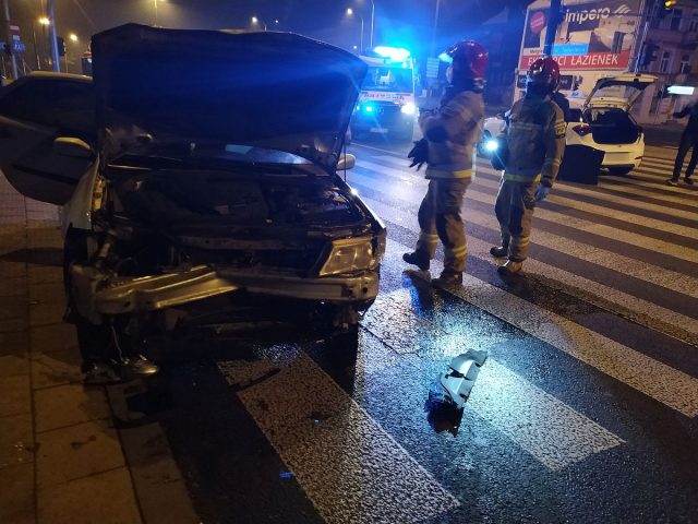 Nocny wypadek w Lublinie. Po zderzeniu hyundaia z renaultem dwie osoby trafiły do szpitala (zdjęcia)