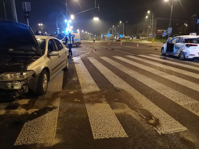 Nocny wypadek w Lublinie. Po zderzeniu hyundaia z renaultem dwie osoby trafiły do szpitala (zdjęcia)